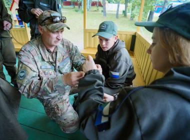 Хабаровских курсантов научили плести браслеты выживания