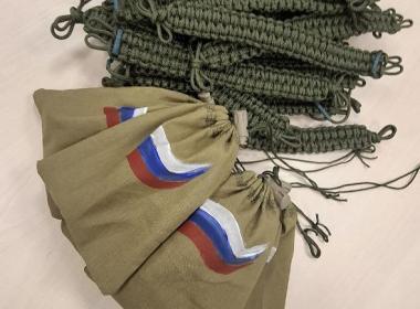 Курсанты Центра «ВОИН» сделали для бойцов СВО более тысячи браслетов жизни ко Дню государственного флага России