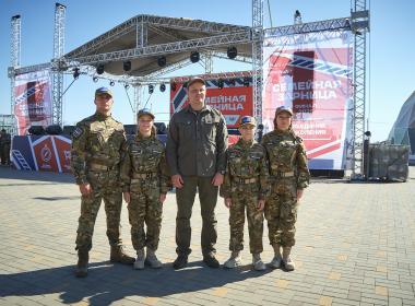 Дмитрий Шевченко встретился с семьей Абдуллиных, представляющих Центр «ВОИН» в финале «Семейной зарницы»