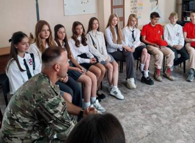 Инструктор Центра «ВОИН» ветеран СВО Егор Соков. провел Урок мужества для школьников