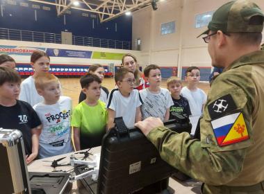 Чувашские школьники полетали на симуляторе БПЛА на мастер-классах Центра «ВОИН»