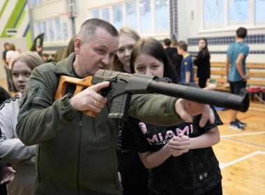 Акция «Один день с ВОИНом» в Мурманской области собрала десятки школьников
