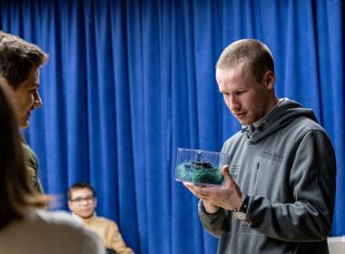 Герой РФ Степан Белов пообщался с курсантами и подарил Центру «ВОИН» флаг танковых войск